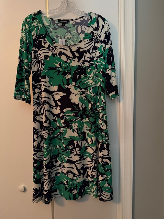 Roz & Ali Dresses & Skirts - Roz & Ali Green Black and White Floral Shift Dress